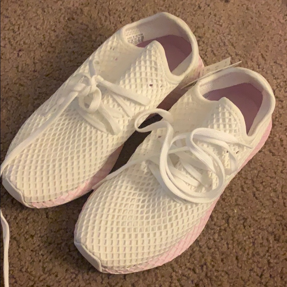 Size 9 women’s adidas sneakers